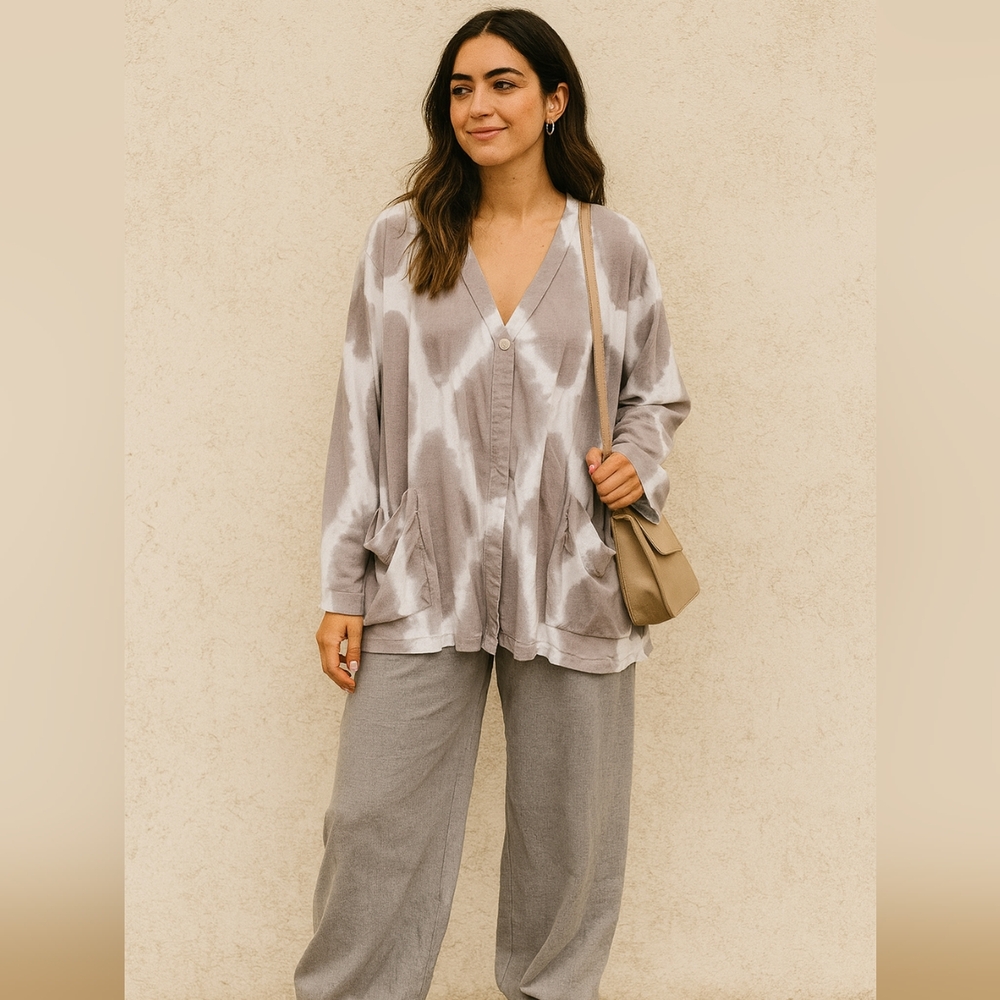 Market brand gray and white top